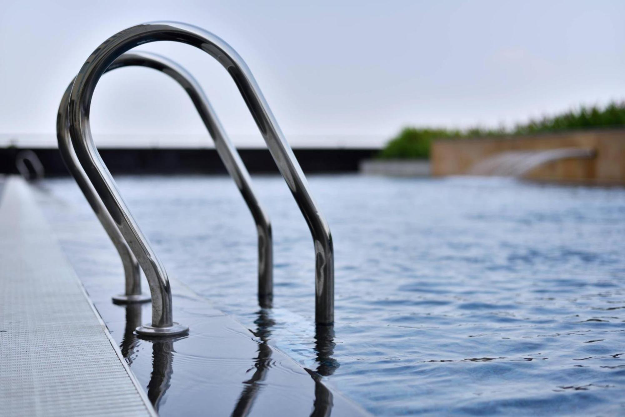 Kochi Marriott Hotel Eksteriør billede Stainless steel pool ladder