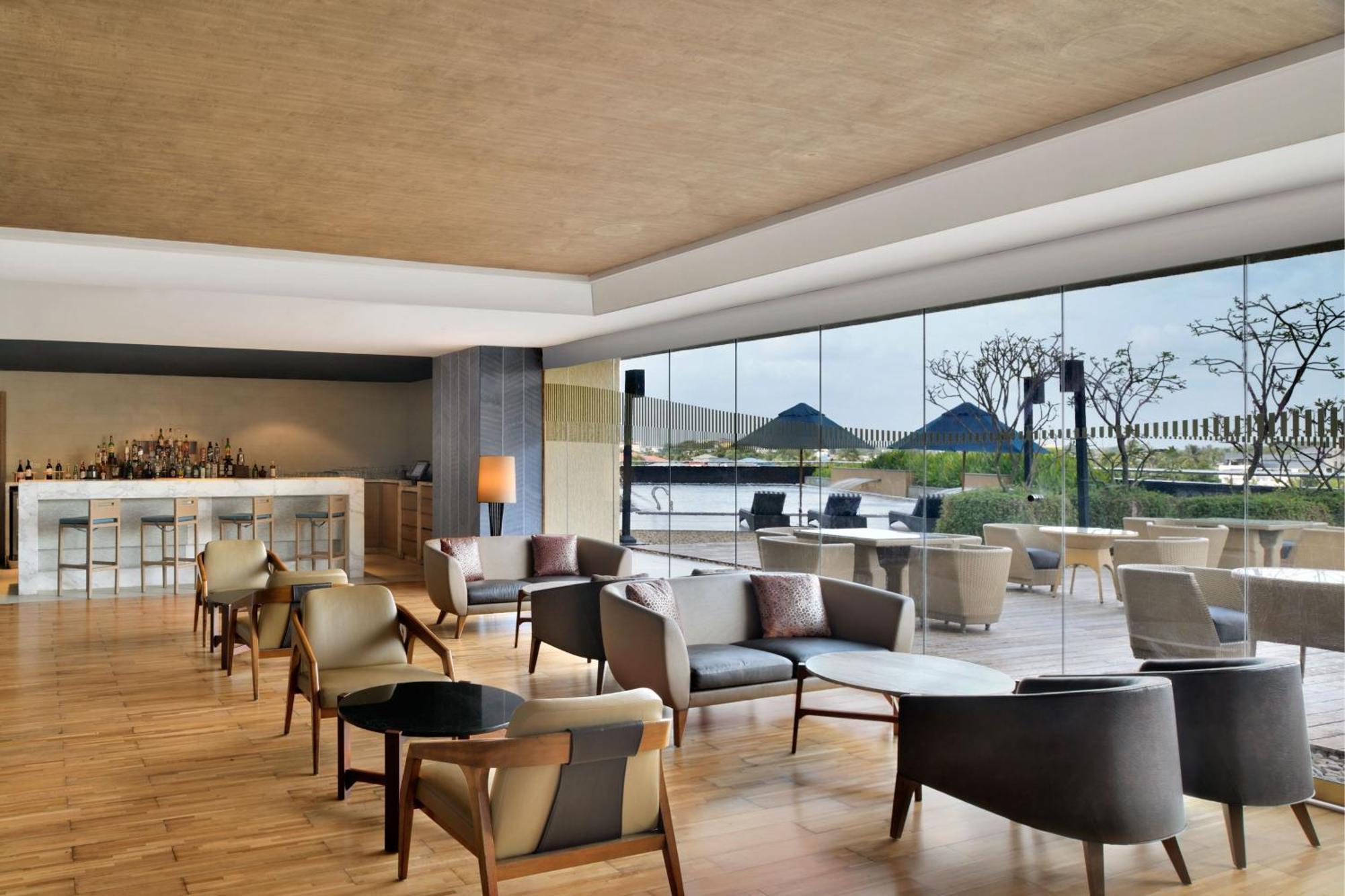 Kochi Marriott Hotel Eksteriør billede The Lounge at the airport