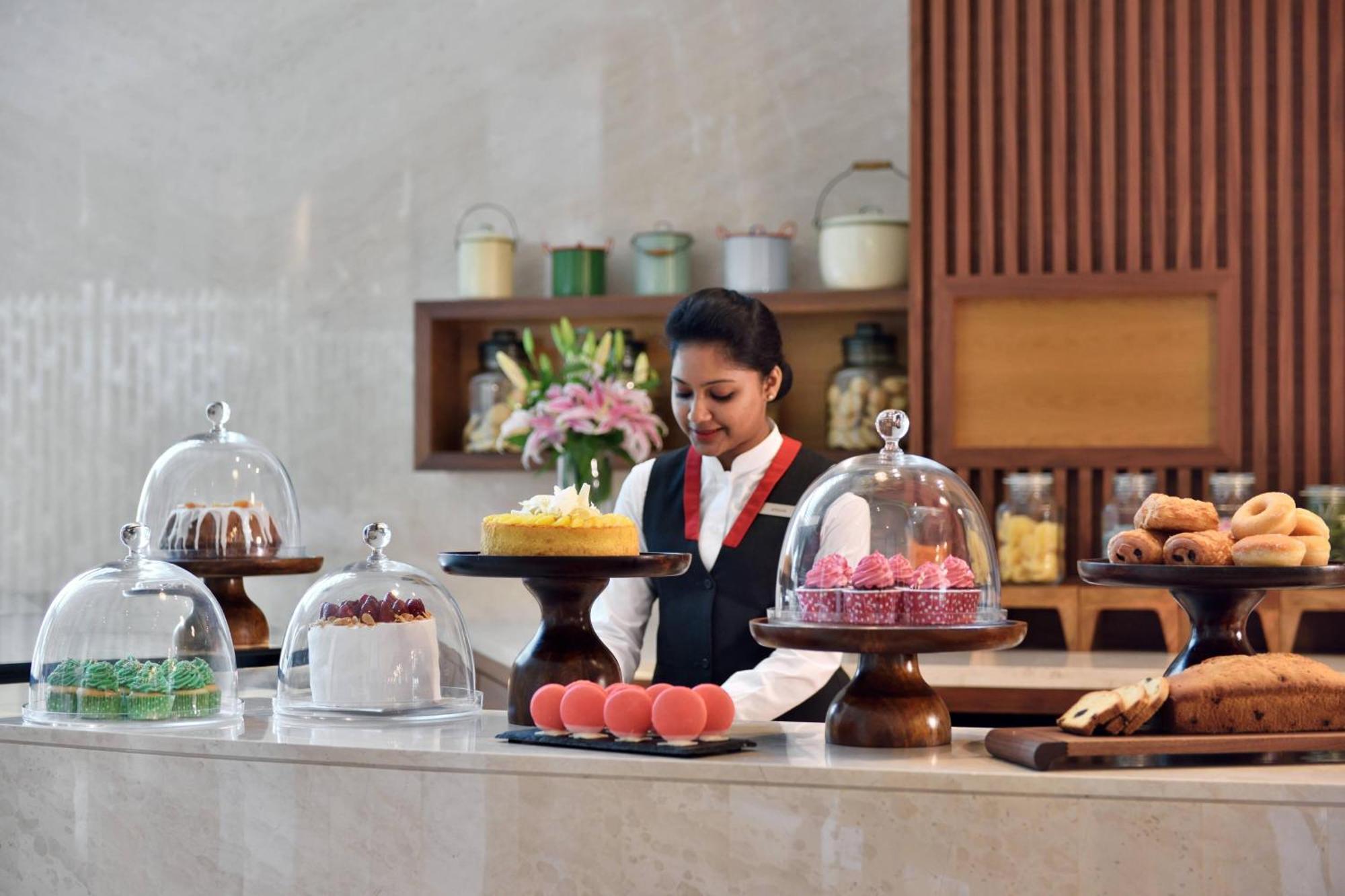 Kochi Marriott Hotel Eksteriør billede A pastry chef at work