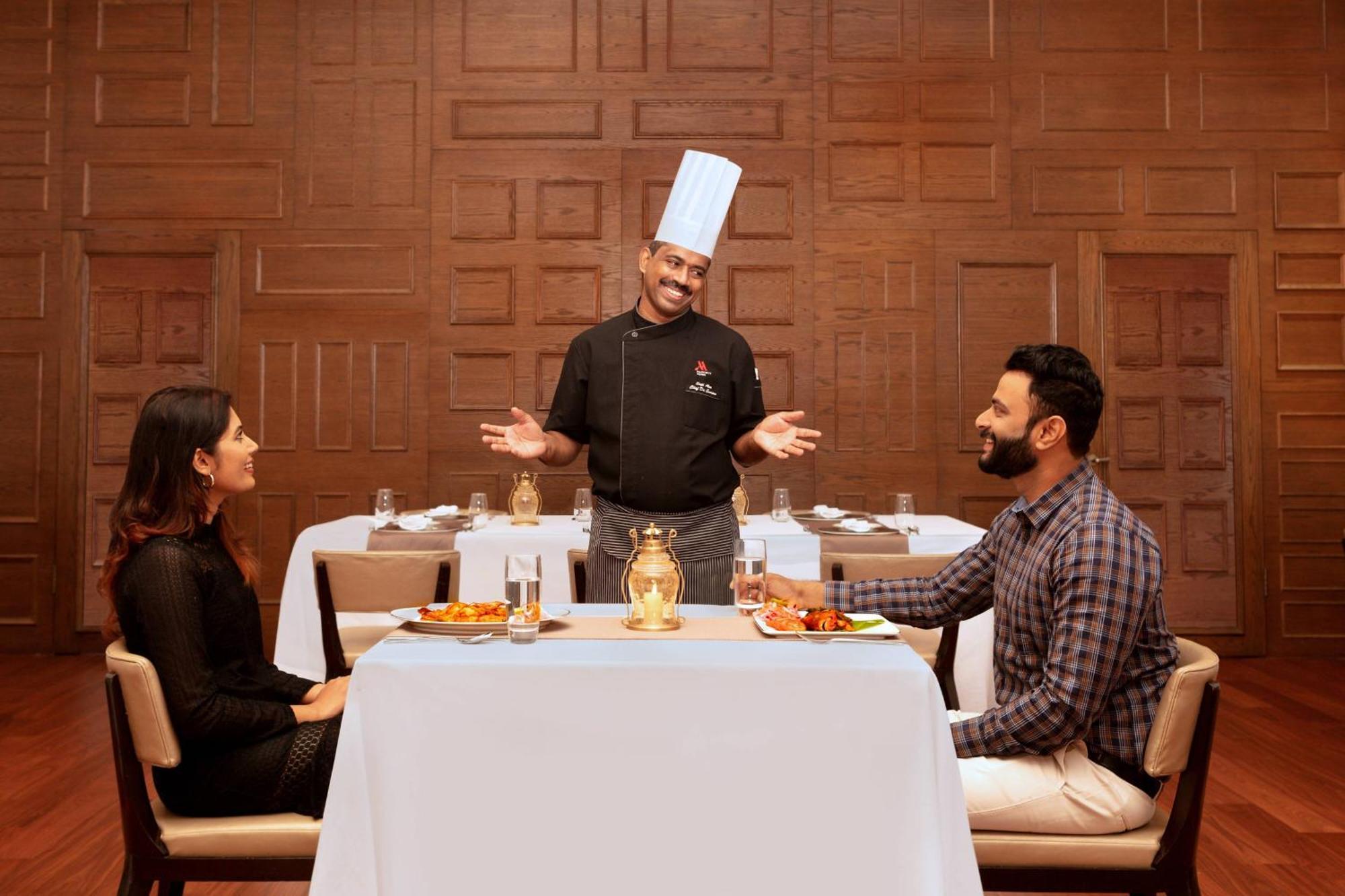 Kochi Marriott Hotel Eksteriør billede A chef serving food to guests