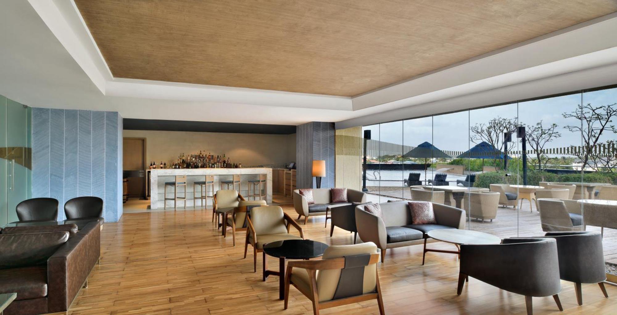 Kochi Marriott Hotel Eksteriør billede The Club Lounge at KLIA