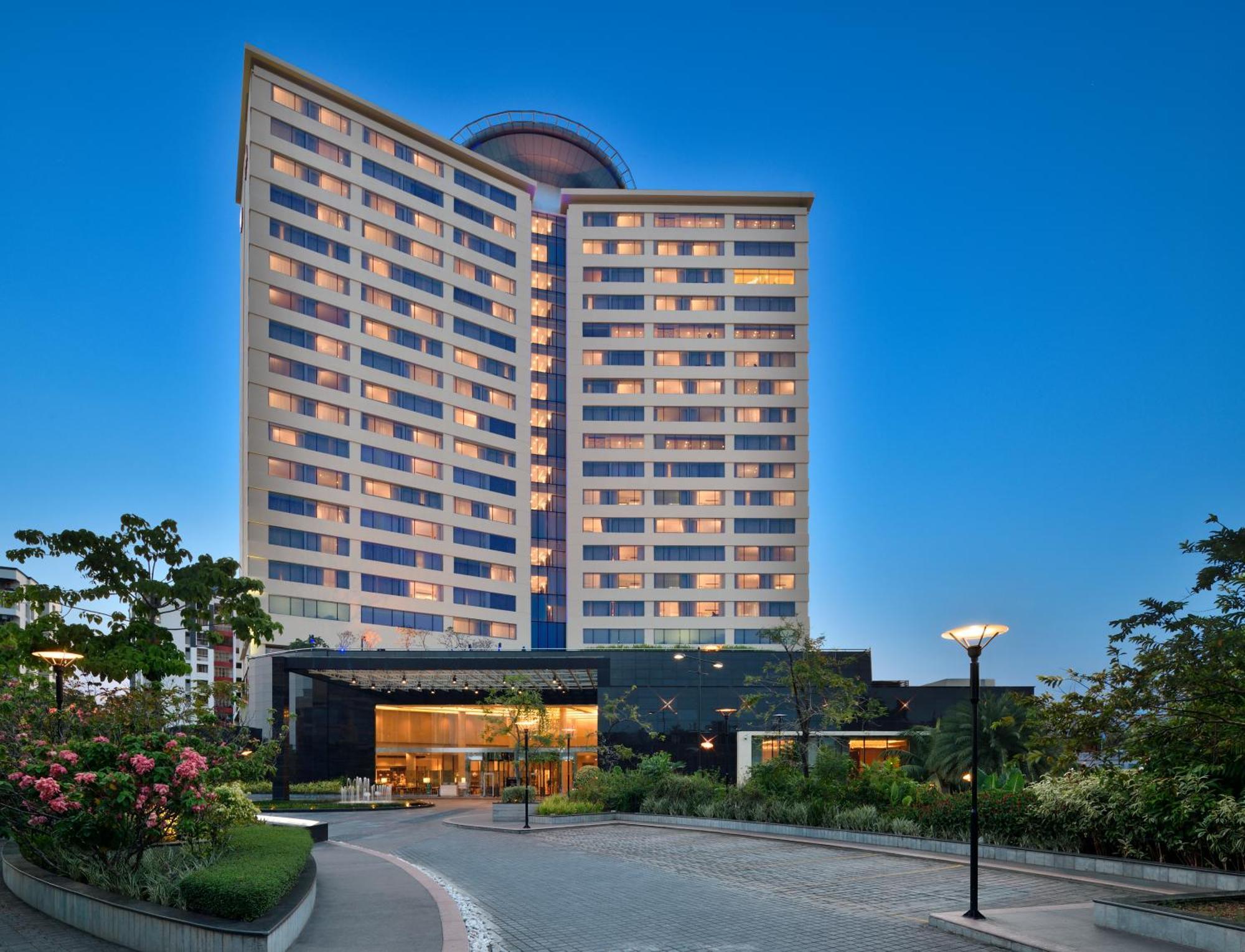Kochi Marriott Hotel Eksteriør billede The hotel in 2016