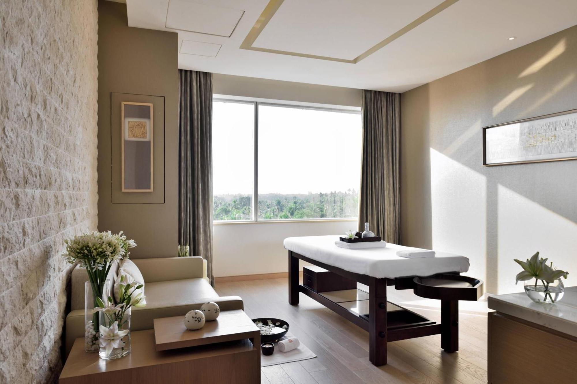 Kochi Marriott Hotel Eksteriør billede A massage table in a spa