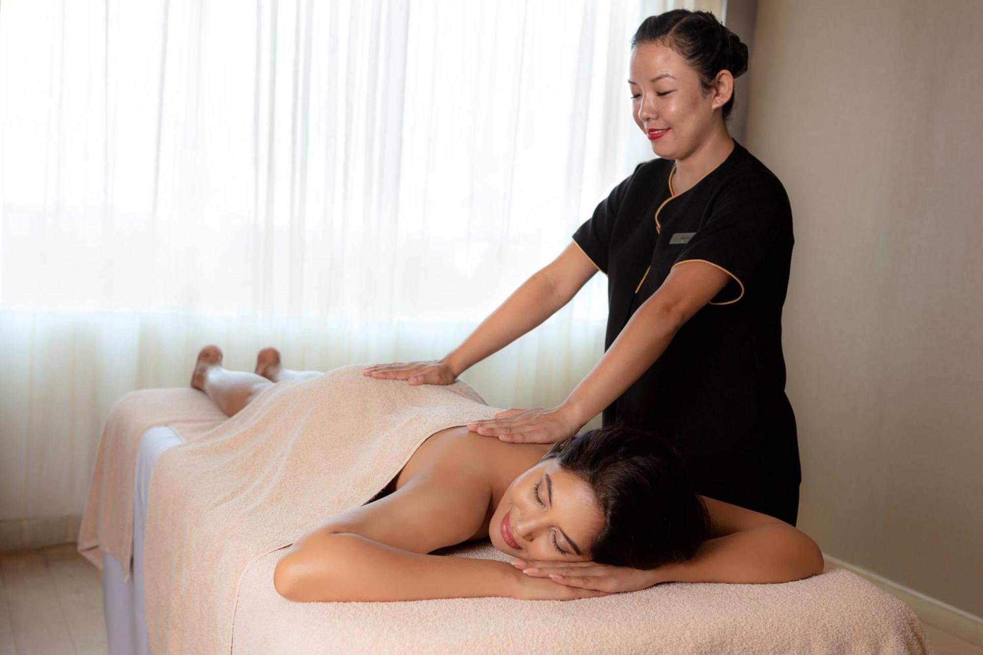 Kochi Marriott Hotel Eksteriør billede Thai massage