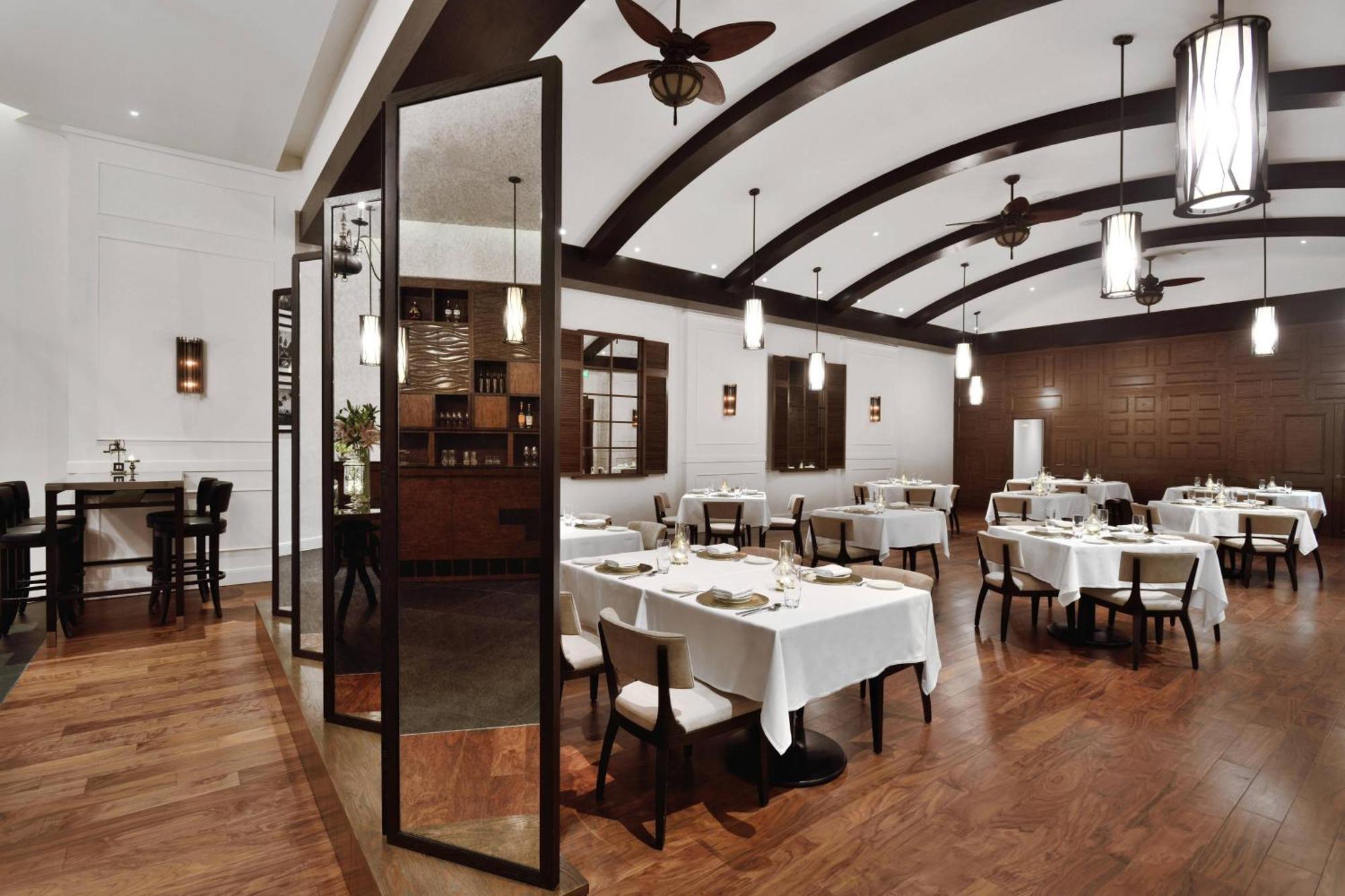 Kochi Marriott Hotel Eksteriør billede Interior of the restaurant