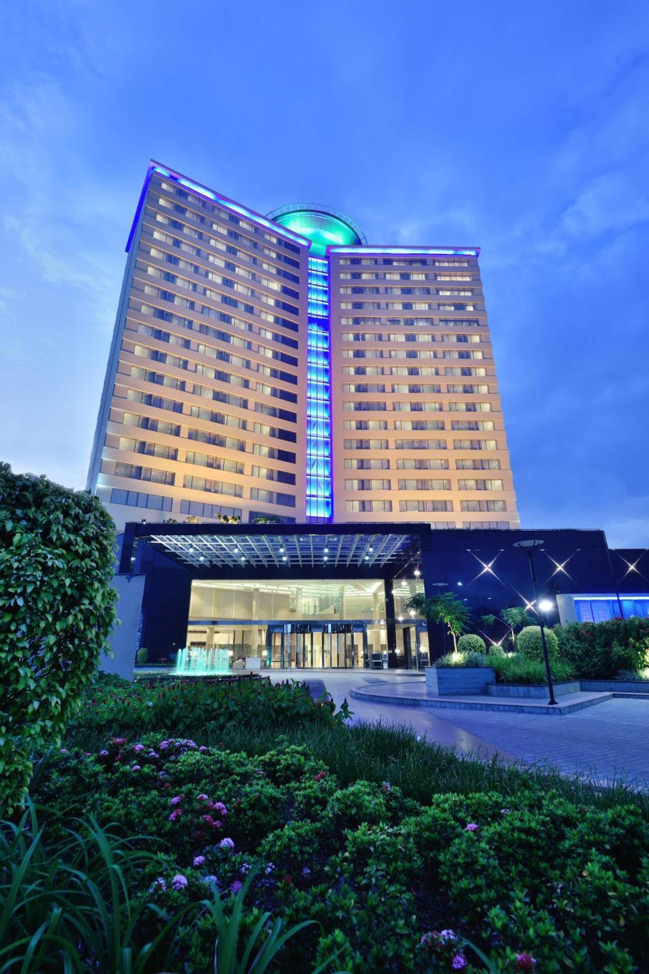 Kochi Marriott Hotel Eksteriør billede The hotel in 2016